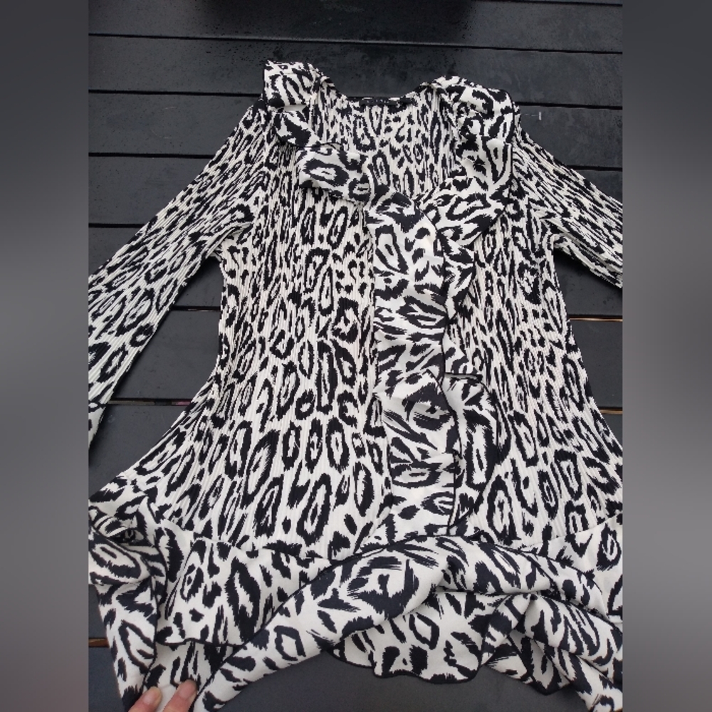 Sioni Black & White Clingy Blouse, Size XL, Ruffled Front & Sleeves, But…